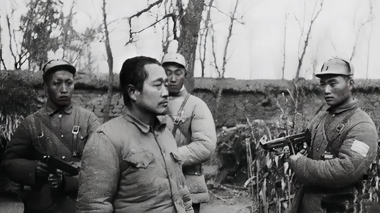 在参观毛主席旧居后，困惑杜聿明一生的问题终于找到了答案。参观出来，他留给后人的一