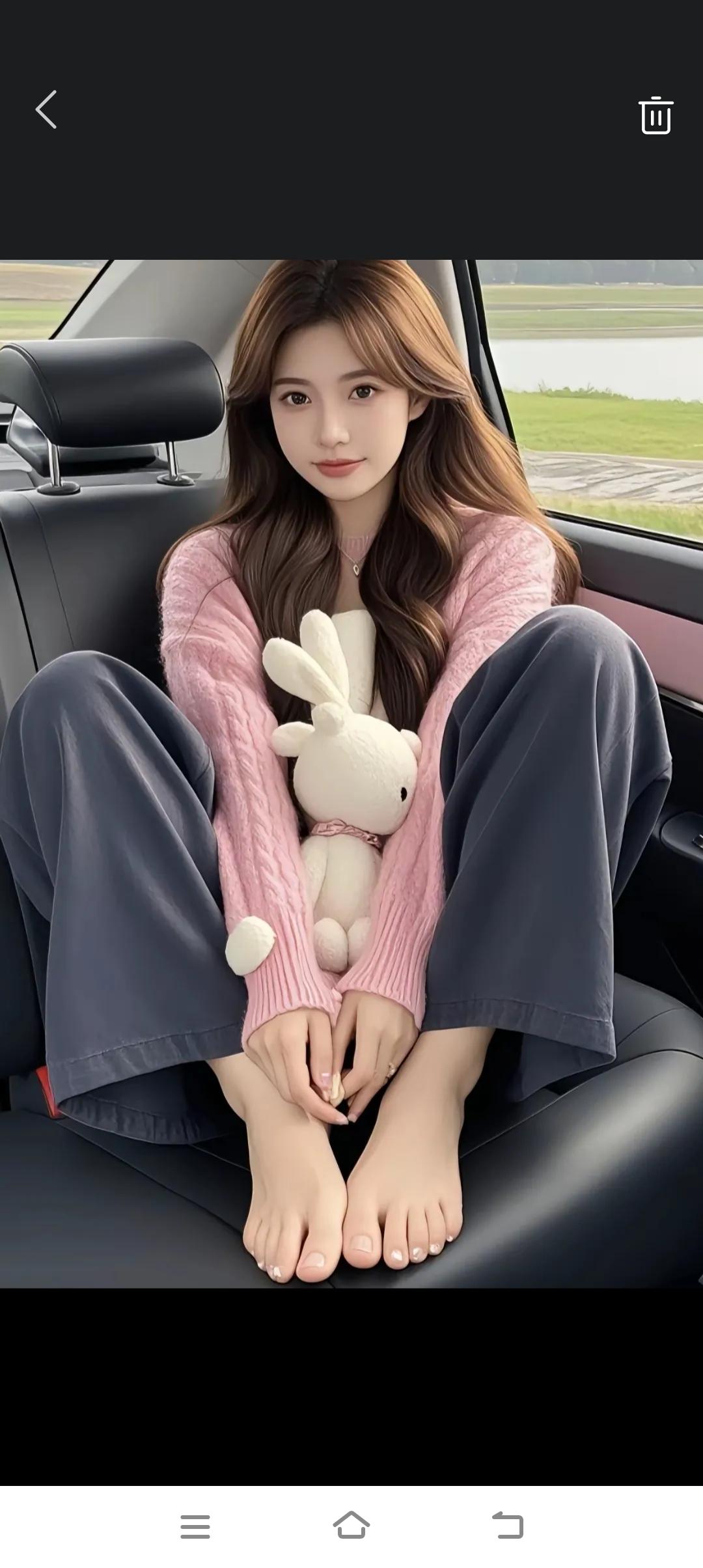 车后座上的可爱女孩与她的兔子玩偶，[酷拽][酷拽][酷拽][大笑][大笑][大笑