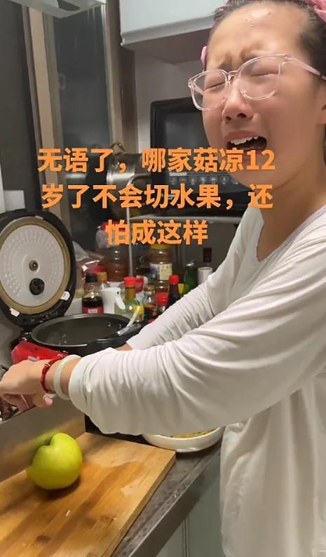 12岁的女孩，被称为“贫民窟的公主“。五官痛苦地扭曲，嘴巴张得老大。仿佛面对天大