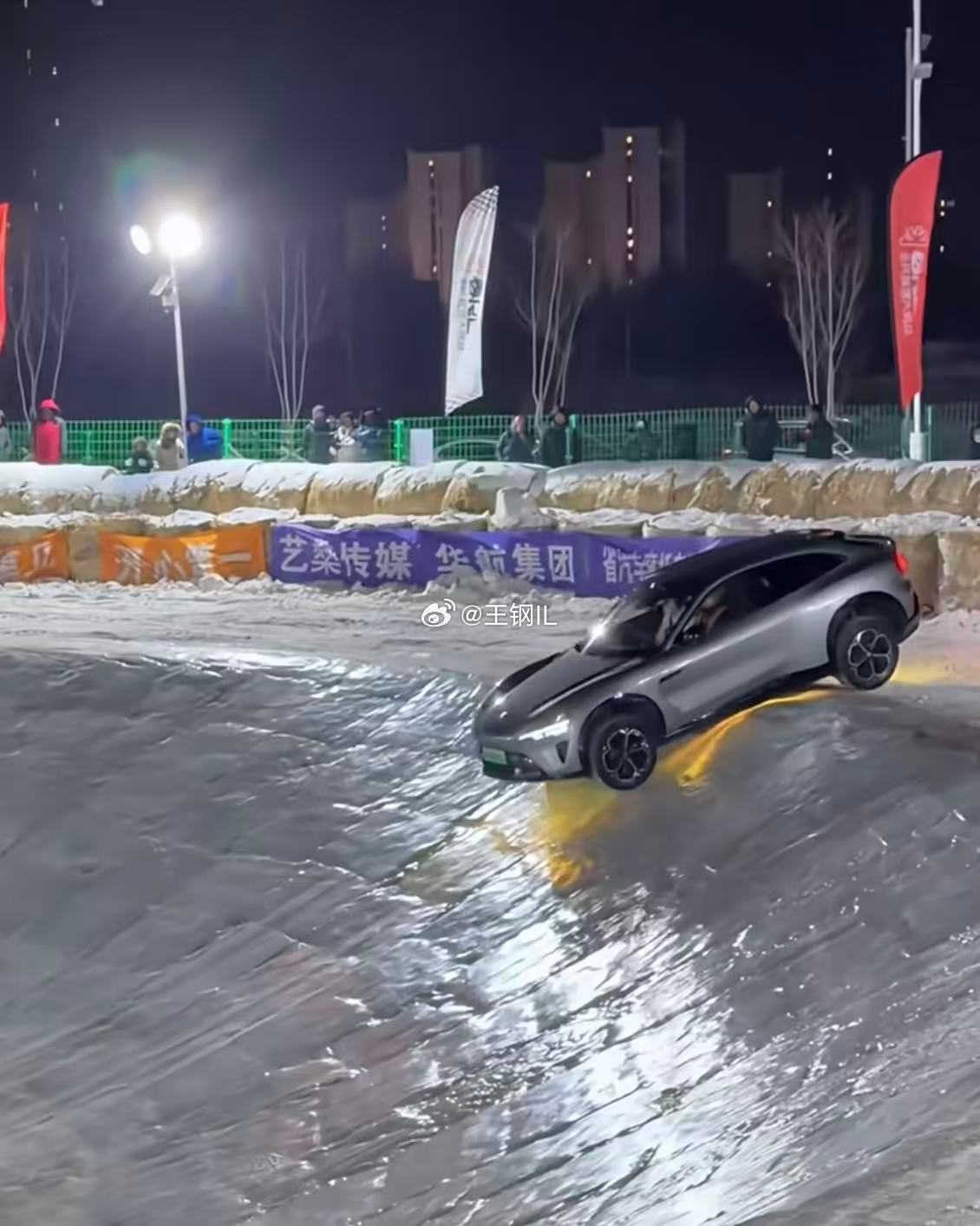 今年这个大冰锅确实很火，但是我一直觉得这个东西还是有一定危险系数的，首先驾驶员的