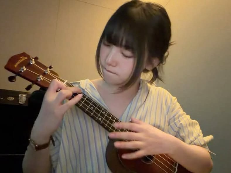 10号说一定要弹尤克里里给我们听22号就来了，而且还说以后也会继续分享尤克里里进