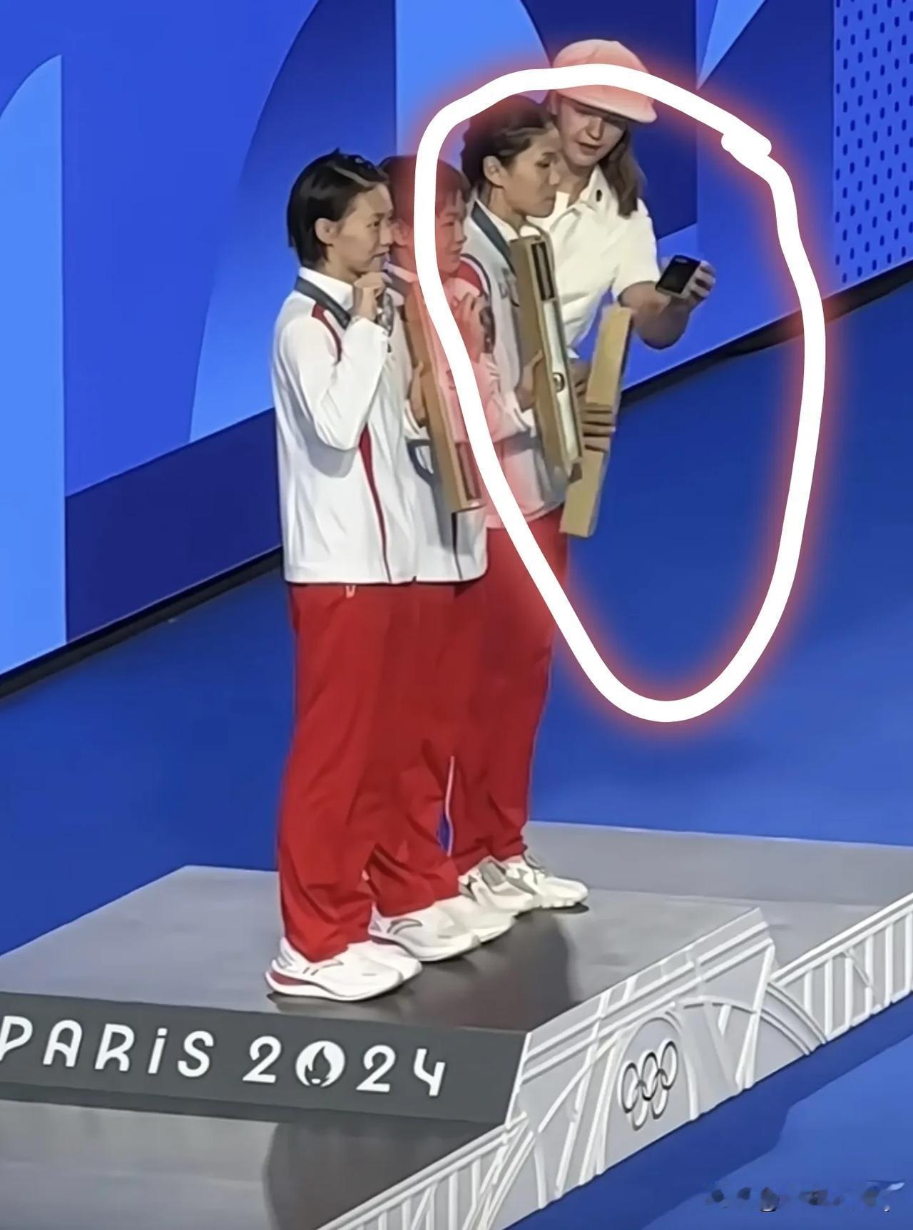 巴黎奥运会上，面对法国服务人员递过来的三星手机，朝鲜这位美女选手的表现引起了很多
