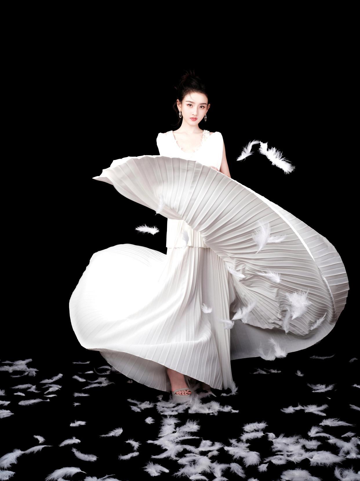 白衣羽衣封神！PORTS 1961白裙垂坠如月光倾泻，漫天白羽环绕如童话精灵，宋
