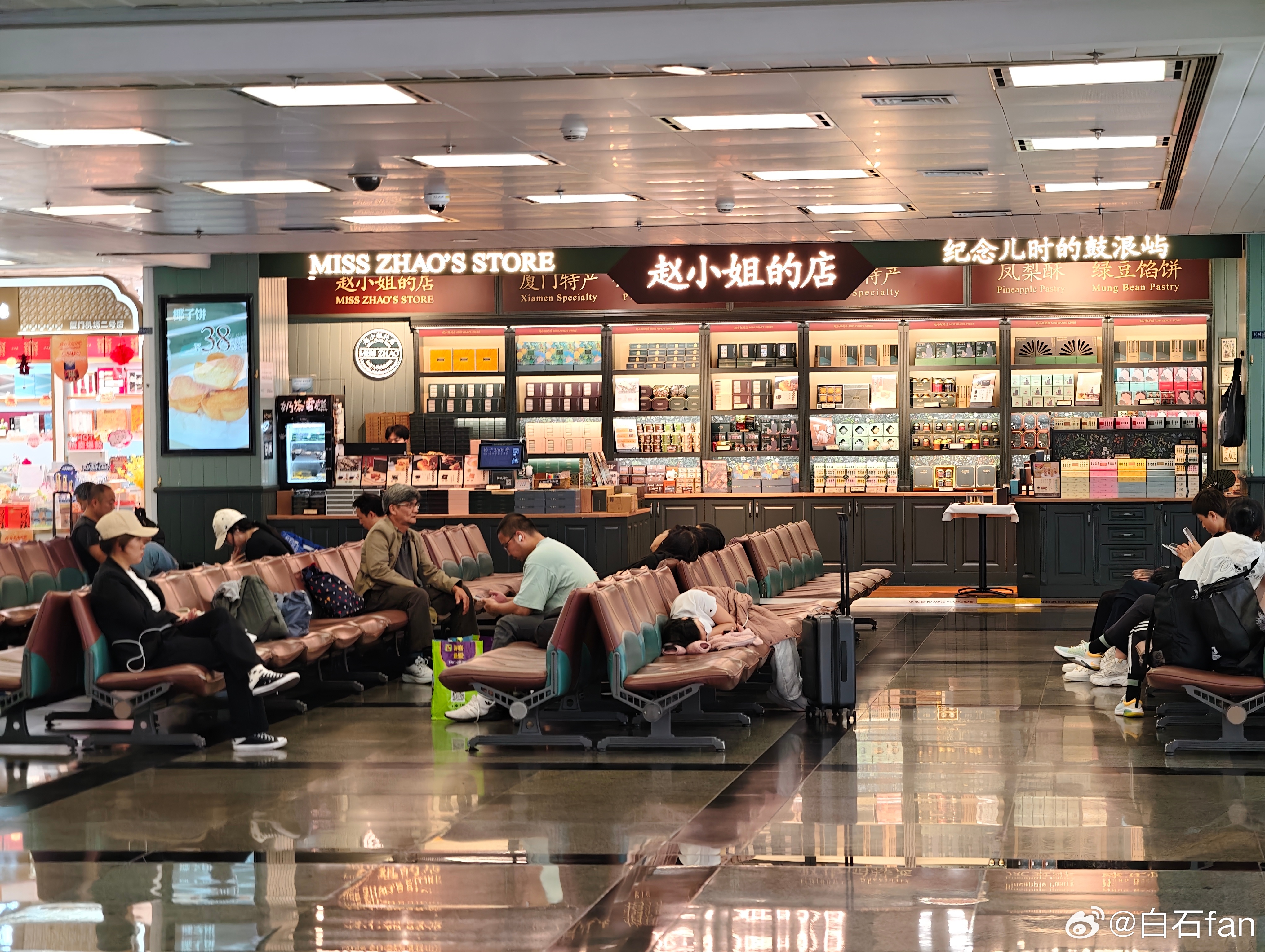 厦门机场T3航站楼虽然小了一点但是门店很丰富一恍惚，以为是来到了商场如果不是安全