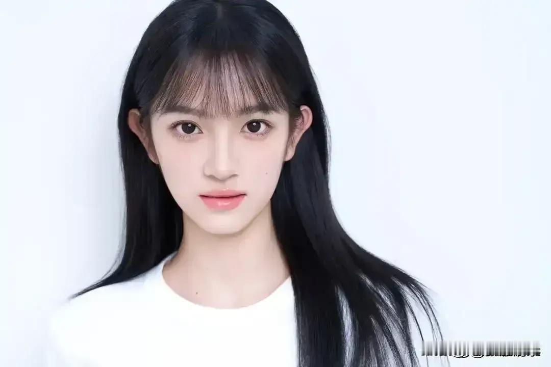 清新自然的美少女，简约白T恤，自然妆容，甜美可人！🌸💕