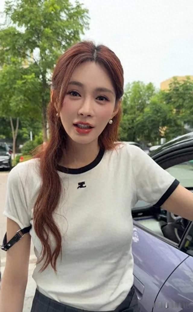长沙停车场偶遇沈梦辰自己动手给车充电逗边牧被路人抓拍不耍大牌