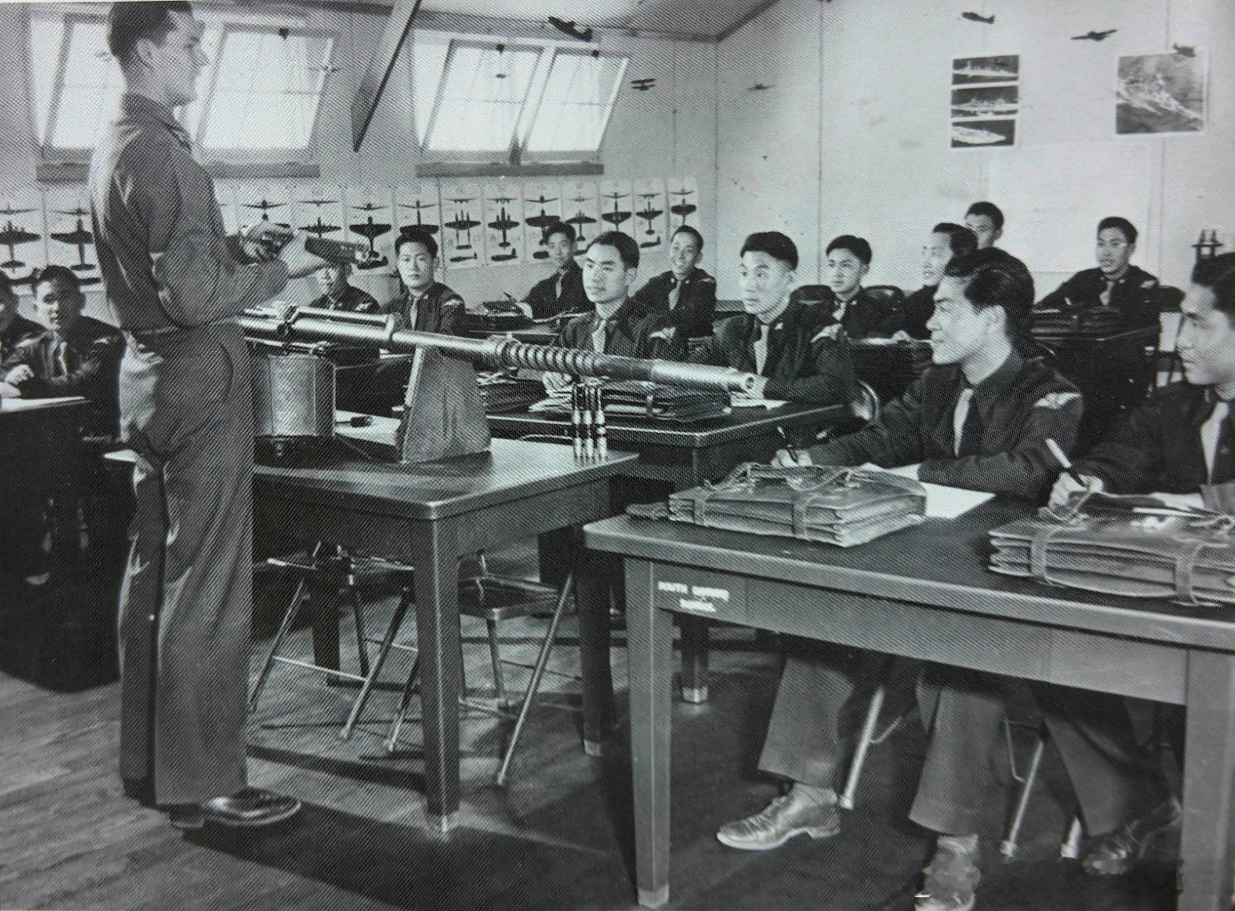 1943年在美国亚利桑那州空军飞行学校接受训练的中国空军学员在学习射击课程军事历