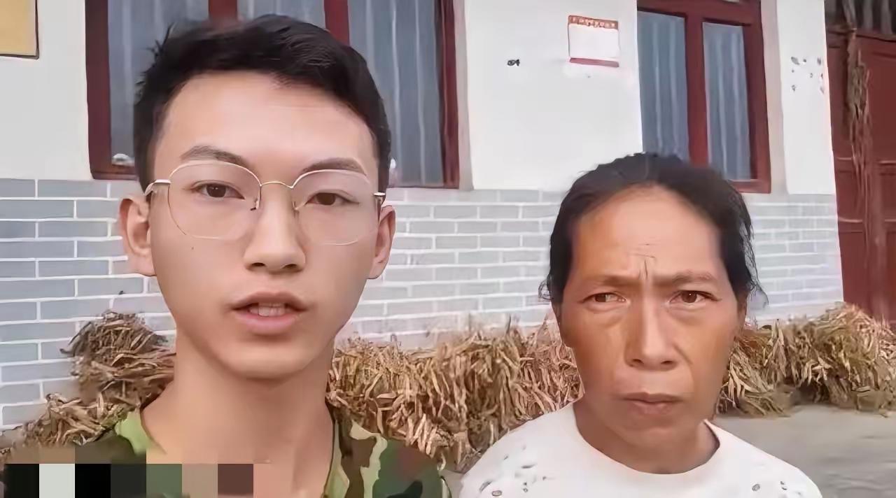 泪目！贵州遵义，奶奶抚养孙子15年，孙子考上大学后给她一个信封，打开后奶奶哭成泪