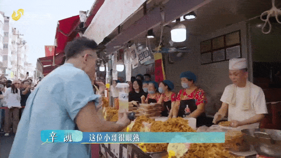 #淄博炒饼小哥回应表情管理失败# 明明能卖一天的炒锅饼，半天就没有了，直接给淄博