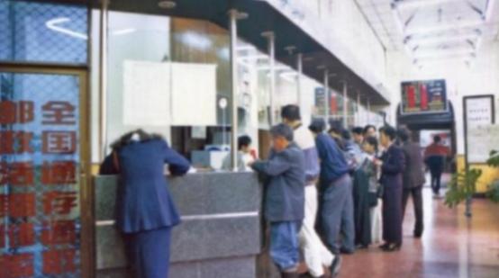 中国邮政真是个神奇的企业！1998年邮电分家后，邮政第一年就亏了179亿，成了全