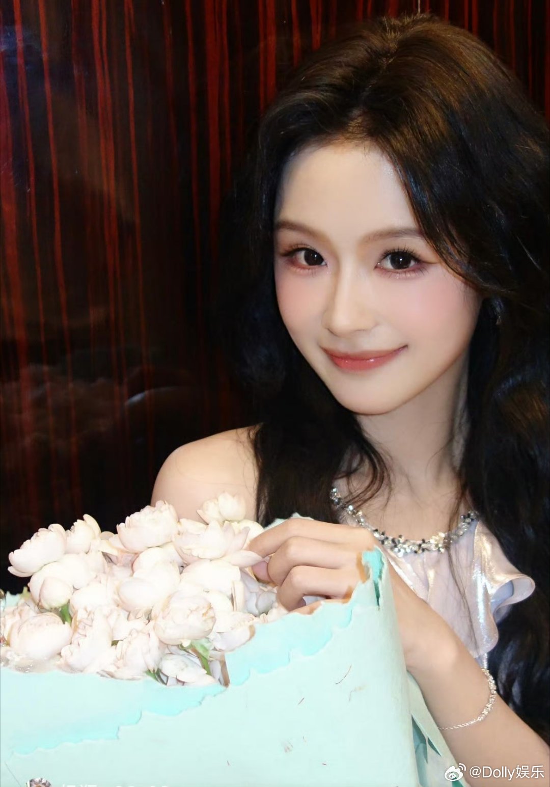 余茵谈出演乖乖女原因深挖角色内里的隐忍与挣扎，私下反复琢磨人物细节，非科班出身却