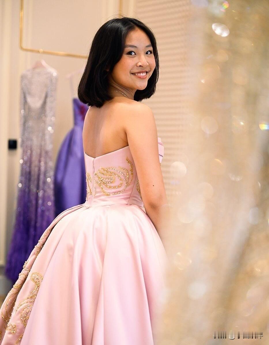 近日，著名导演陈可辛与演员吴君如的19岁女儿陈是知受邀参加了2025年的巴黎名媛