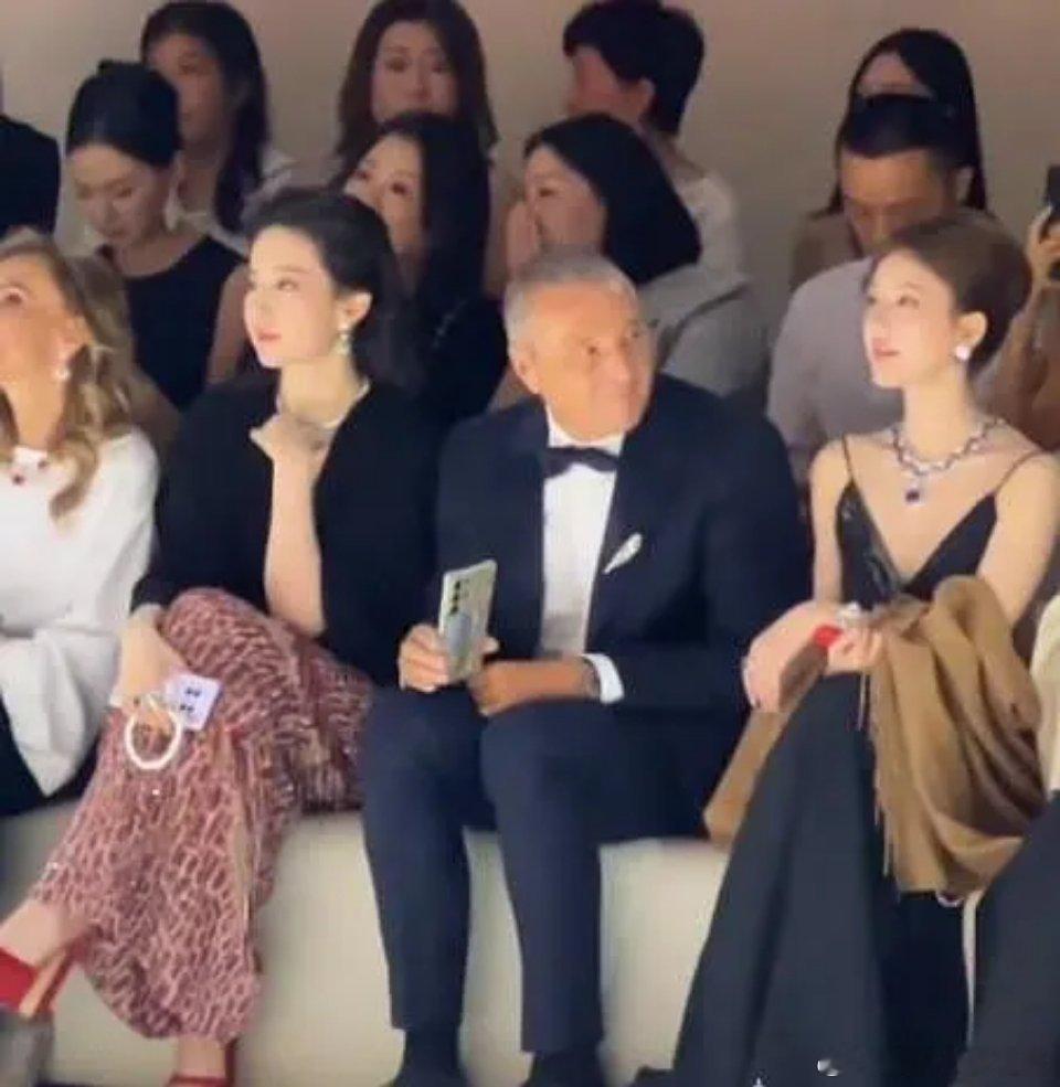 刘亦菲和赵露思都是非常漂亮的两个人啊，又不是对家，有什么可比，可拉踩的 ​​​