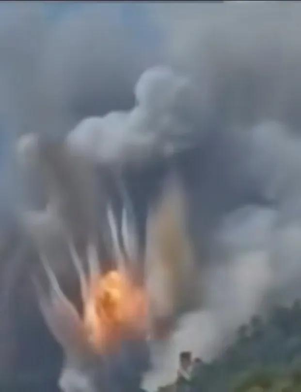 泰国和柬埔寨打得热火朝天，重型武器都搬出来了，剧烈爆炸、隆隆巨响过后，密林中硝烟