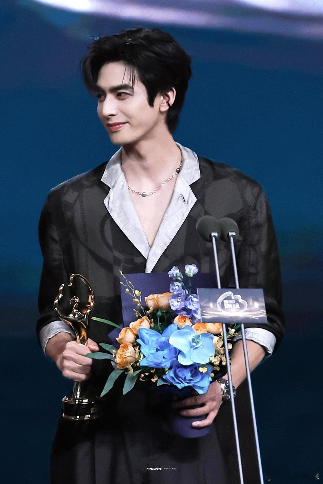 宋威龙陈哲远对视害羞了 谁还没看到这个对视躲闪小表情，我都会伤心的OK？😍 