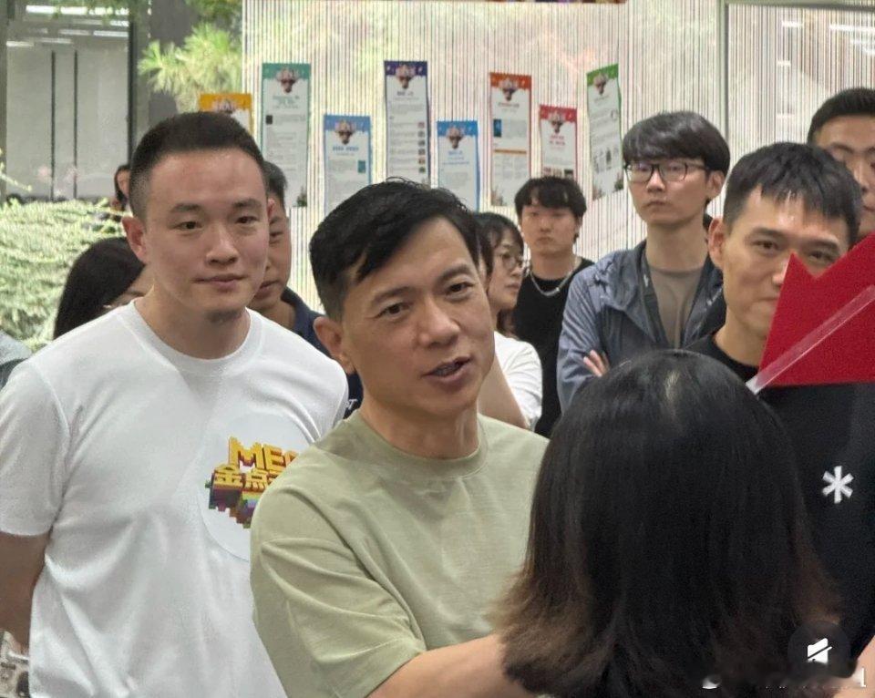 李彦宏现身百度科技园，还是蛮显年轻的，已经57岁了。 ​ ​​​