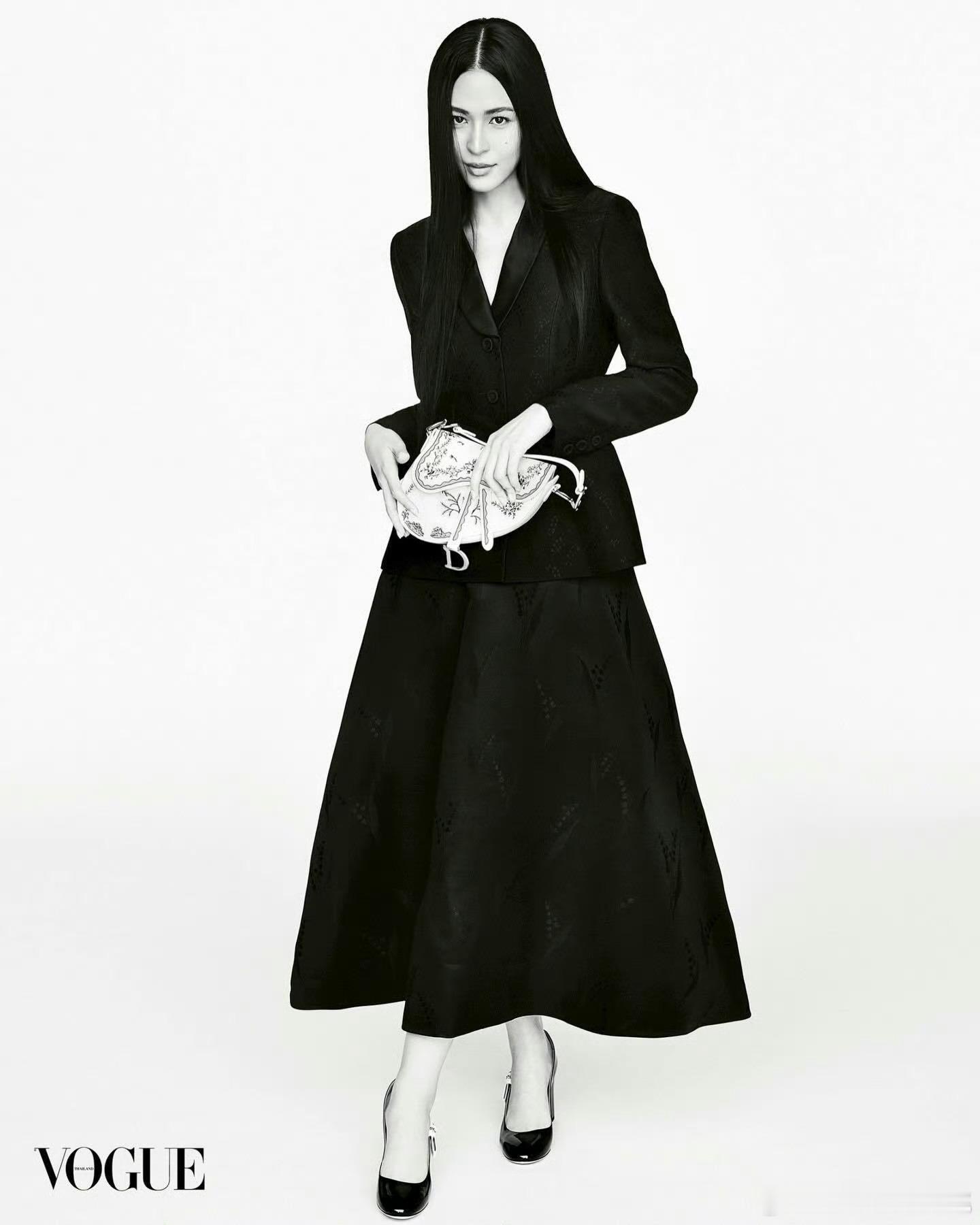 邝玲玲这张拍的很有感觉，Dior 女郎 