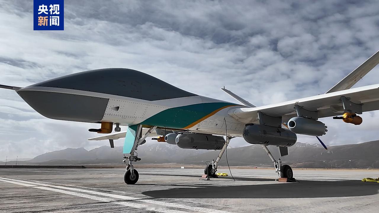 武汉最近热闹啦，迎来低空“新客人”。4月24日，小鹏汇天研发的“陆地航母”飞行汽