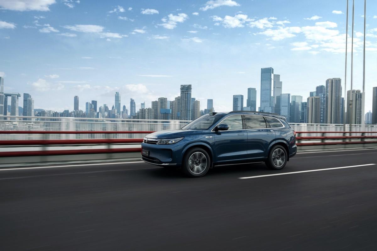 搬个小板凳，听我说说吧！刚买了问界新M7，想分享一下感受，这车开起来，简直稳得一