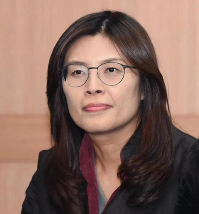 现在睁大眼睛看洪秀柱是个不折不扣的两岸问题模糊者，她来大陆时口号喊的震天响，“我