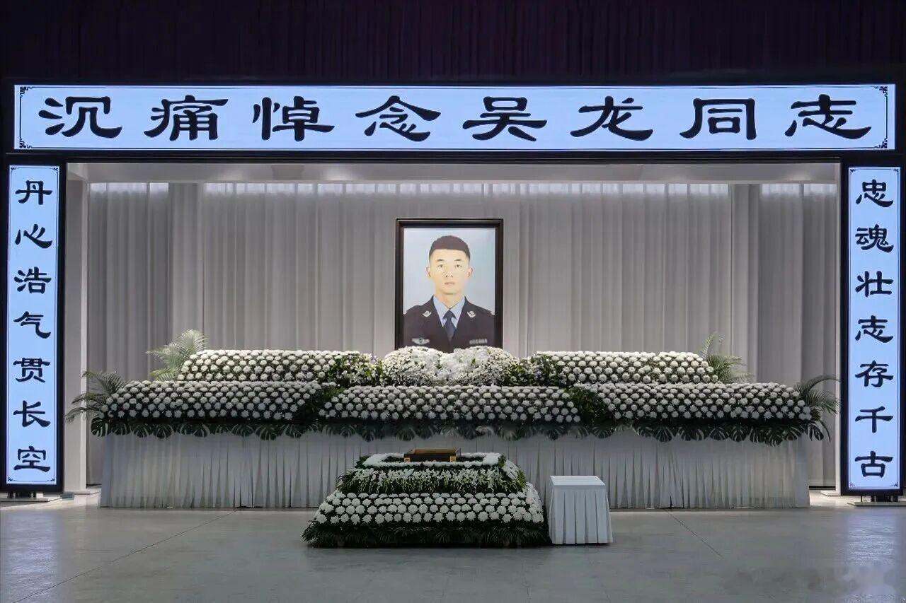 25岁民警勇斗持刀歹徒，壮烈牺牲。吴龙，男，2000年10月出生，云南昆明人，广