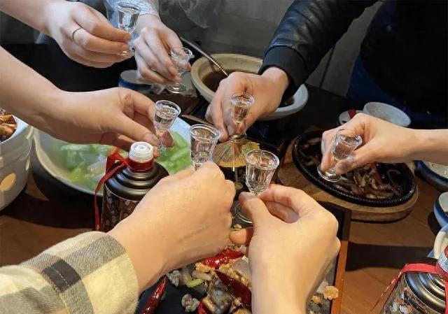 黑龙江纪委通报：以下几种情形的吃喝问题违规！
一是，值班期间，值班员自己带酒在值