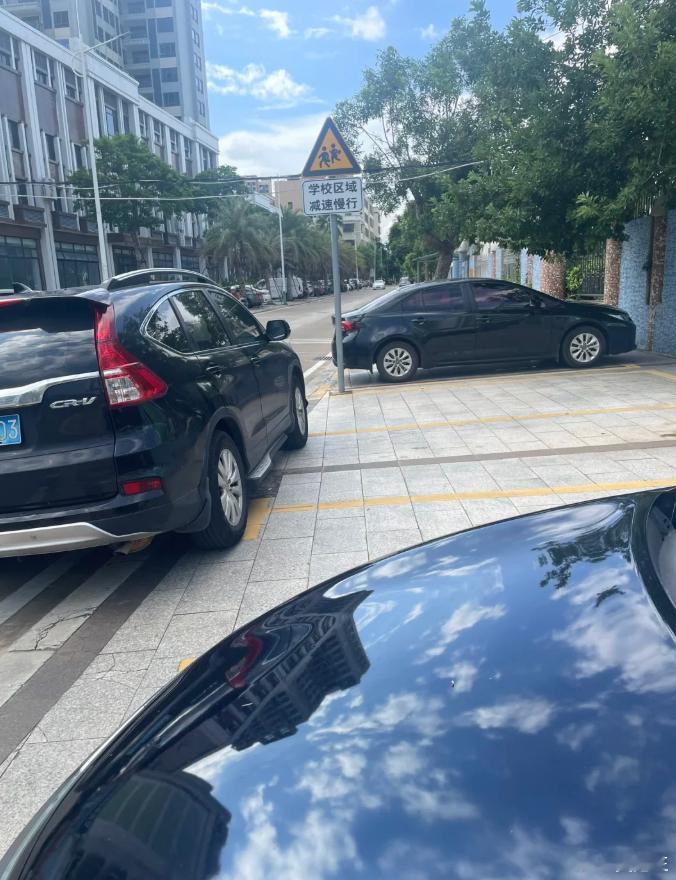 本来就车位紧缺，一车占三车位! ​​​