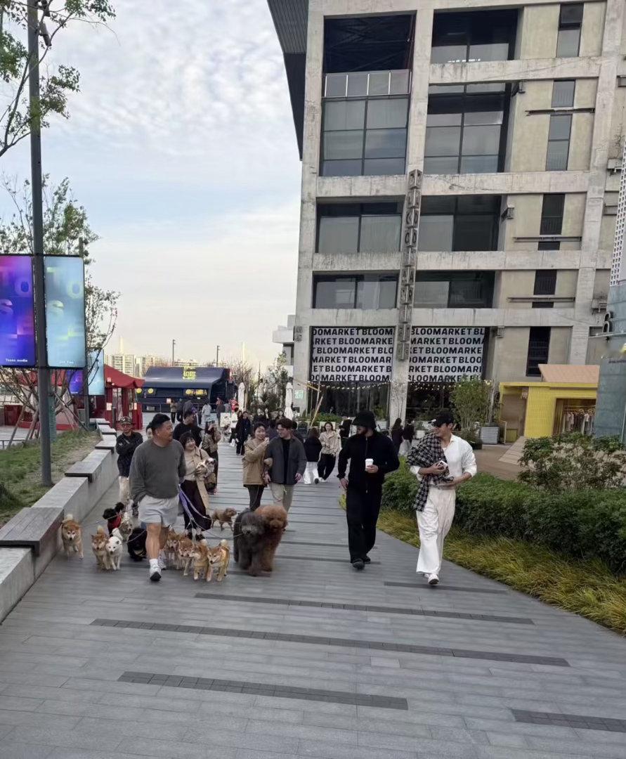 黄景瑜又在哪逛呢咱就说黄景瑜又在哪逛呢？先是骑车被偶遇，现在又被网友遇到黄景瑜和