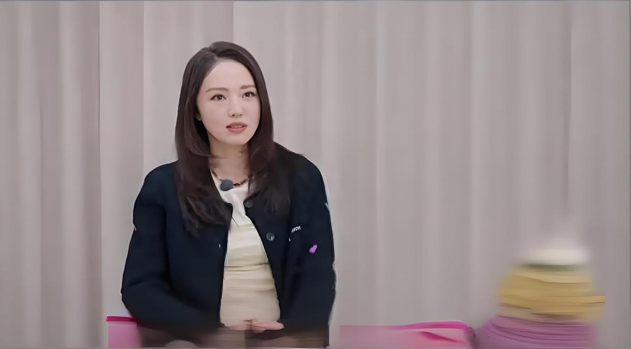 近日，董璇与张维伊因“婚后钱放一起”的提议引发热议。董璇在节目中明确拒绝，直言需