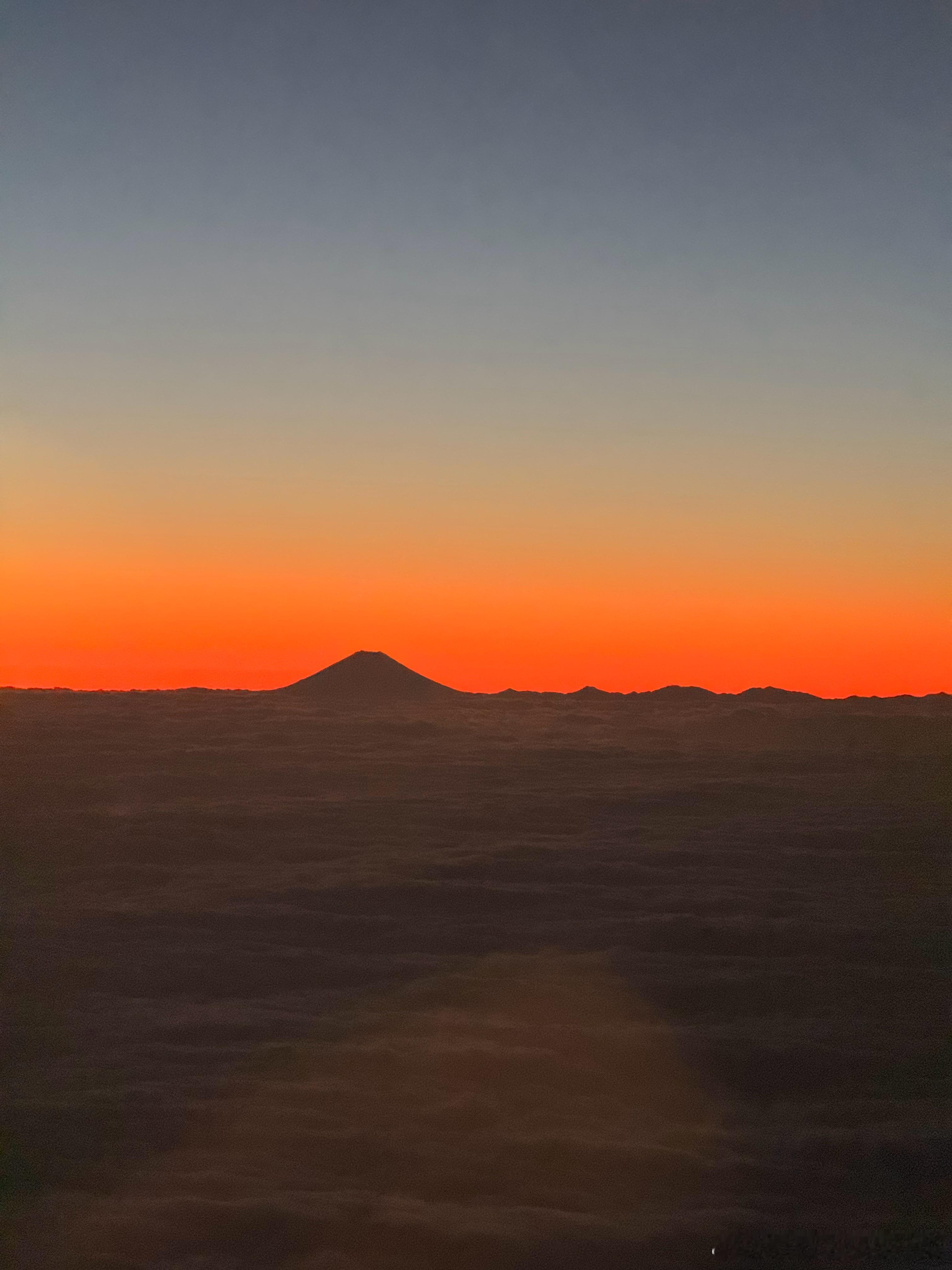 今天超级幸运，这是我在飞机上第一次看到日出！我想这一定意味着，来年的好运！ 希望