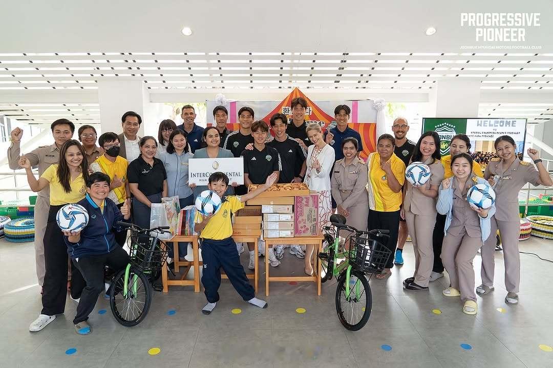 【全北现代：团建+慈善】全北现代在泰国集训期间，做了组装自行车游戏的团建活动。组