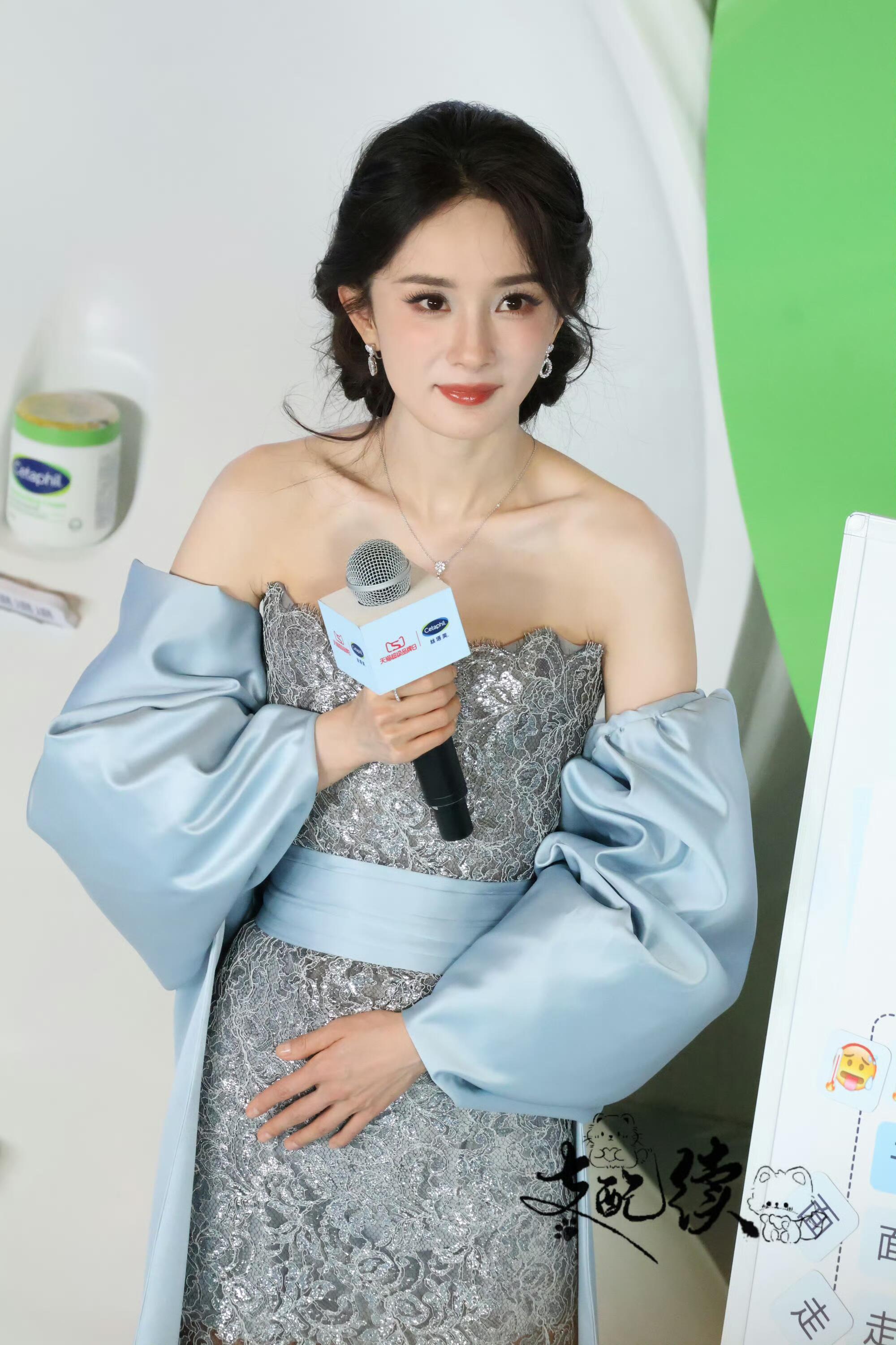 粉丝把助理认成杨幂生图真的好扛打 