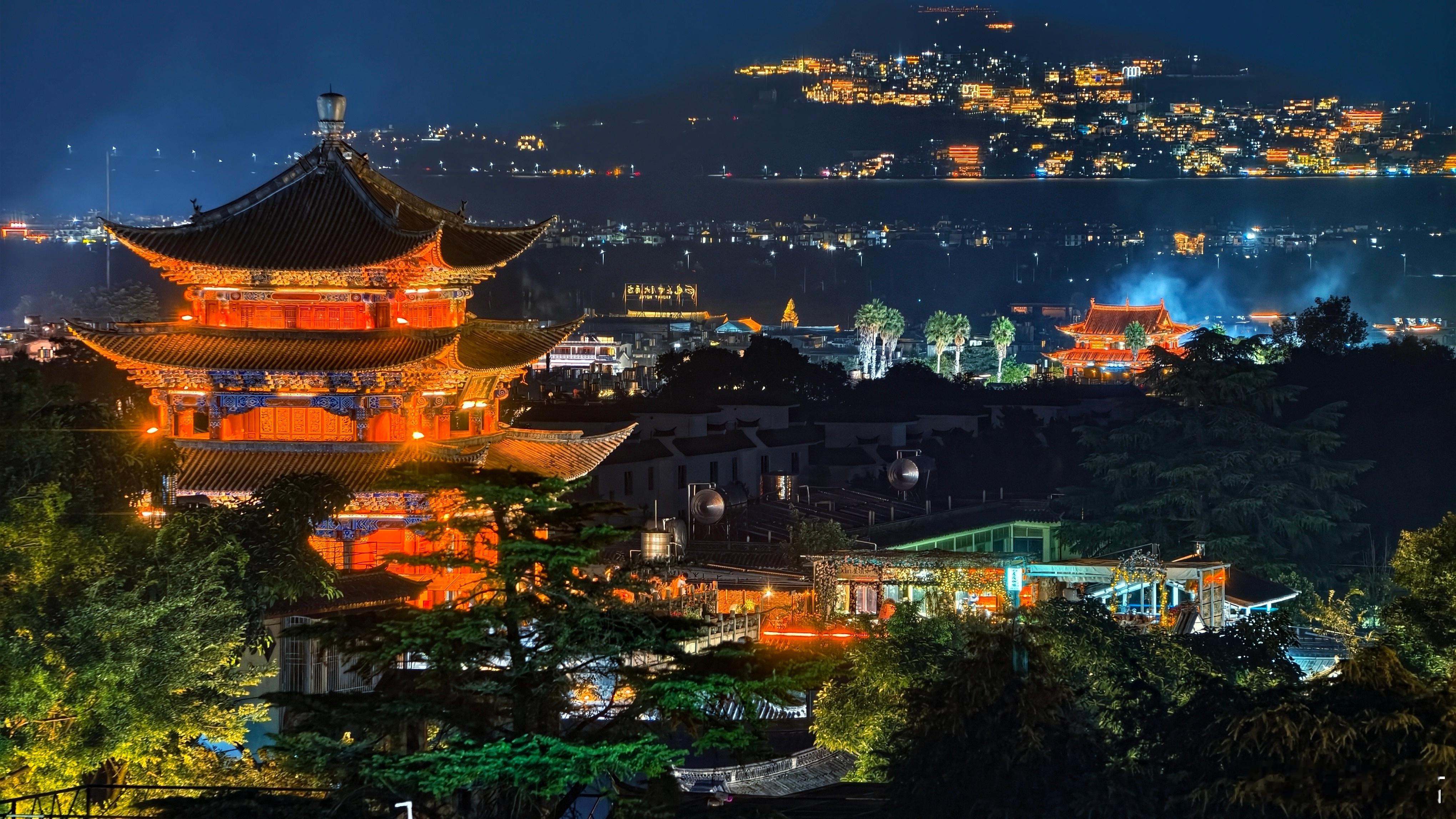 云南大理古城五华楼夜景，洱海都成了背景。大理大理古城 大理·红龙井