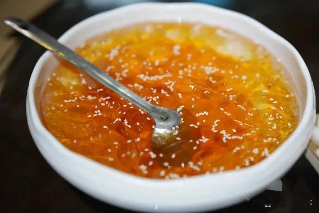 七律·建水木瓜水
建水琼浆韵致幽，
木瓜凝露映双眸。
莹然恰似瑶池玉，
澄澈犹如