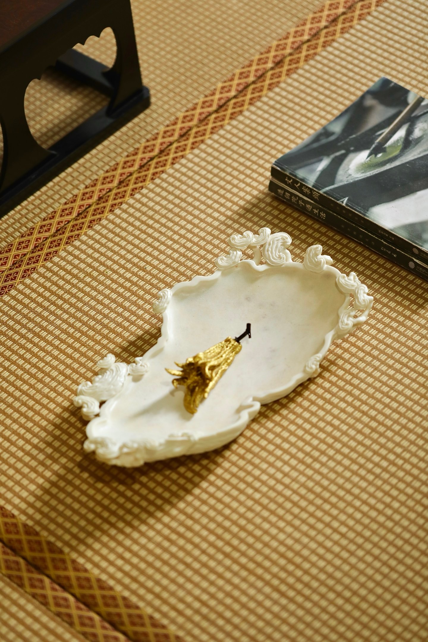 鹿角 | 灵芝果盘器型随形巧琢成灵芝如意之姿，盘沿环雕缠枝祥云灵芝纹，卷云婉转灵