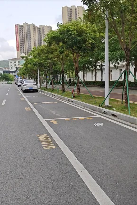 珠海的路边，越来越“空”了。

珠海实行路边停车收费，已有几个月。

起初，许多