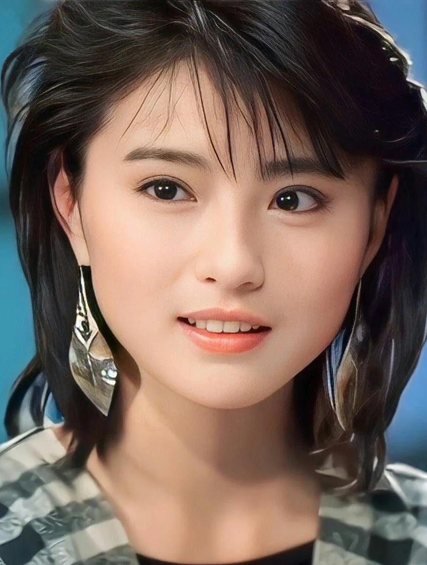 2007年，李赛凤趁丈夫出差，和体格壮硕的干儿子发生了亲密接触。正当两人关系暧昧