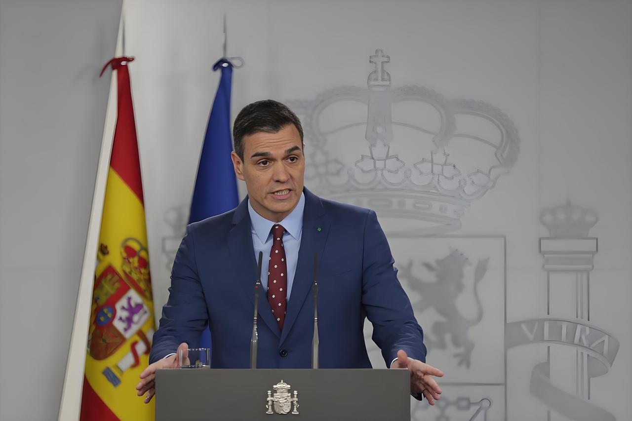 老朋友西班牙首相桑切斯来了。

桑切斯，西班牙首相，1972年出生，今年54岁，