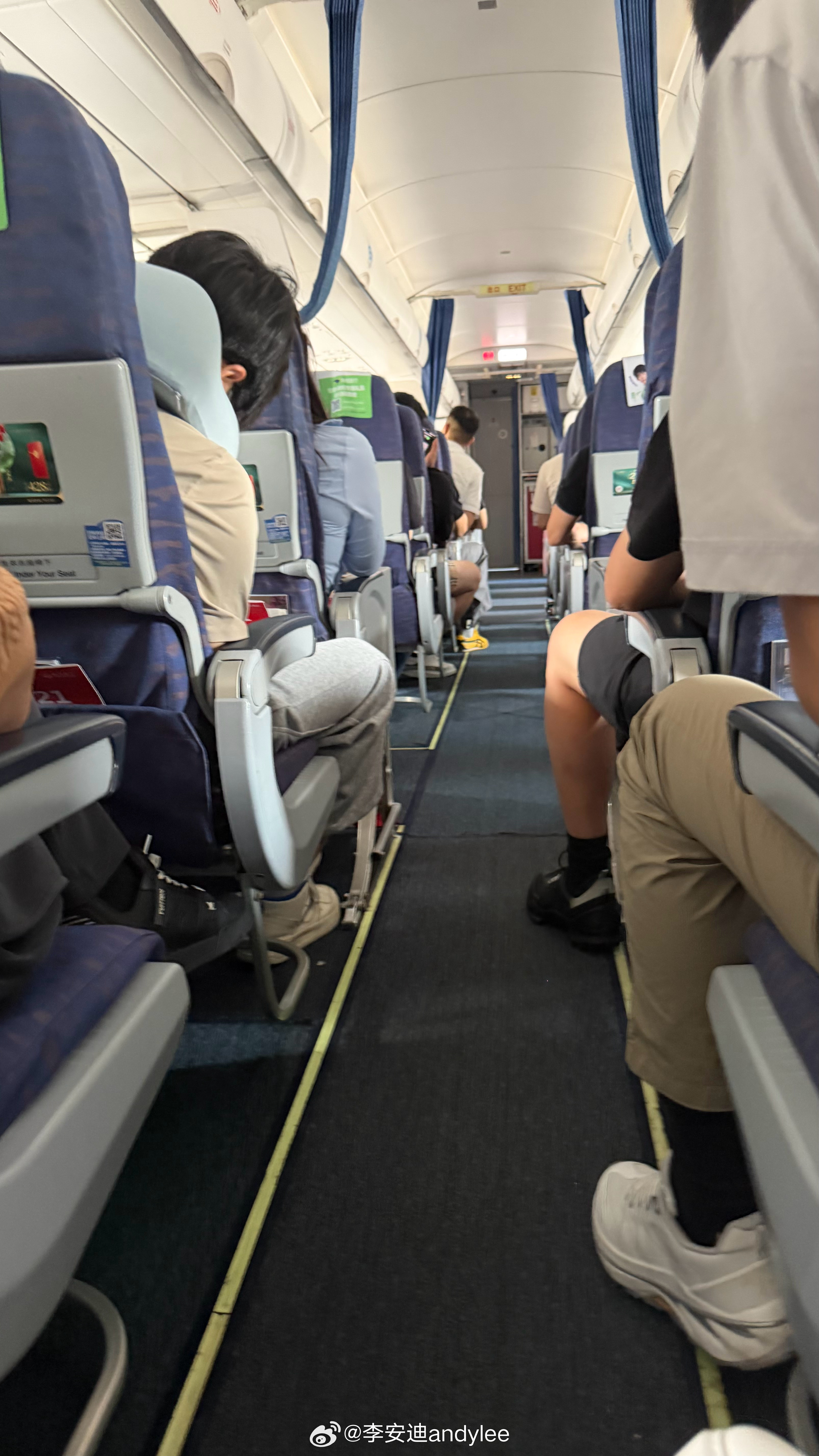 空客A321这底盘确实不行，除了降落支撑性好，颠簸路段振动太多，玩手机都抖……差