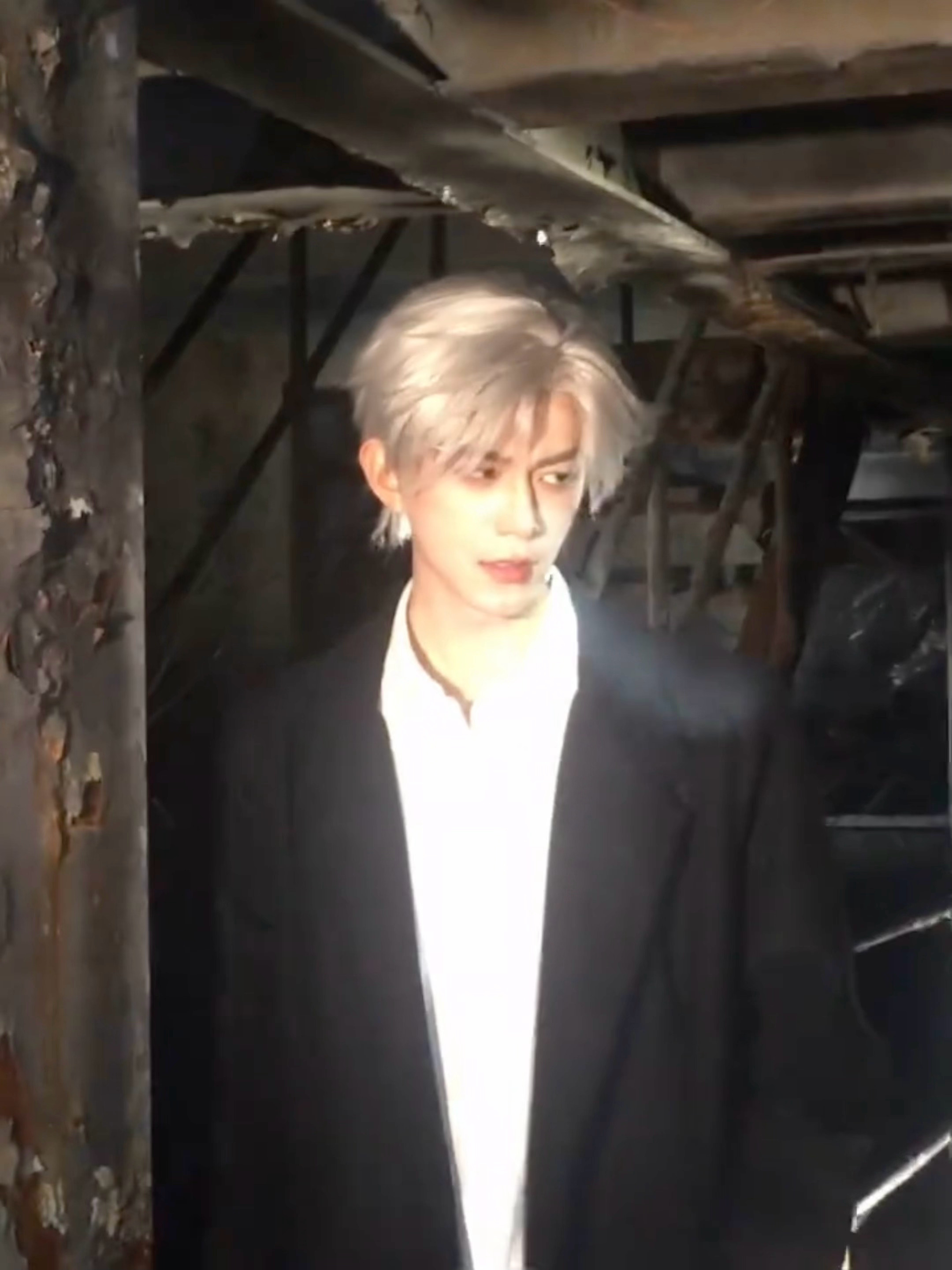 谁能想到在逐玉收官的时候邓凯银发限定返场🥹好权威的骨相舍不得齐旻邓凯染发邓凯银