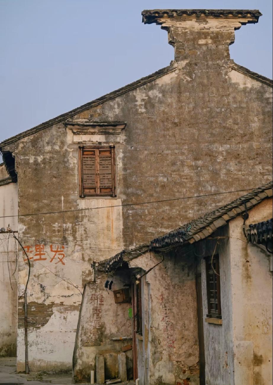 ：）任何一个你不喜欢又离不开的地方，任何一种你不喜欢又摆脱不了的生活，就是监狱。