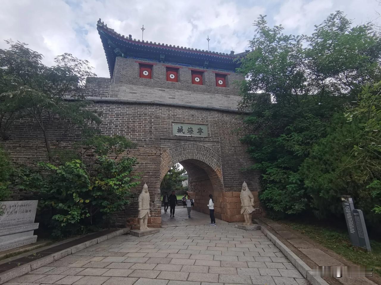 明洪武十四年（1381年），中山王徐达奉命在此建关设卫，因其北倚燕山，南连渤海，