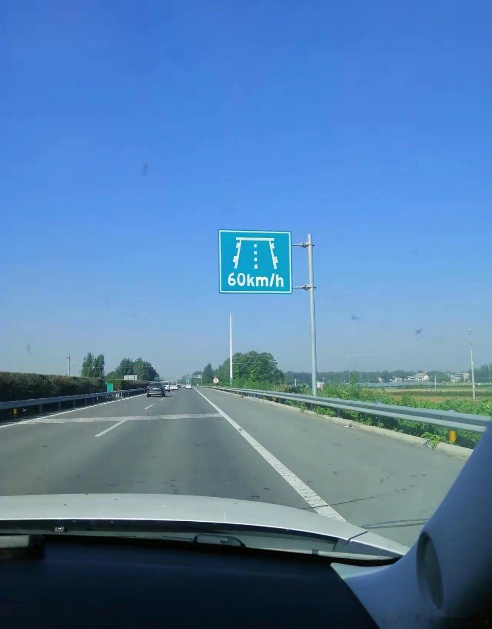 这交通标志邪门了，问了200个老司机，没一个说得清啥意思。我也是第一次见。。。 