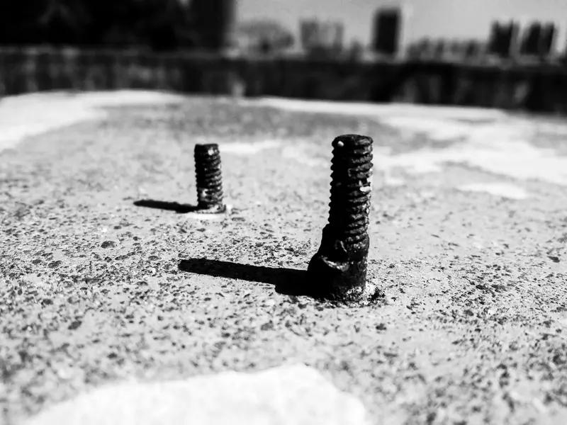 江苏季先生的母亲可太惨了。2015年她因左腿骨折做手术，植入钢板螺钉等，2017