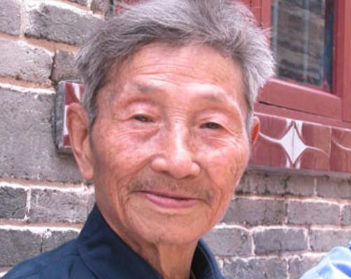 1979年 ，一位老人为了证明自己是老红军，不顾危险在北京拦下一辆军官的车，眼看