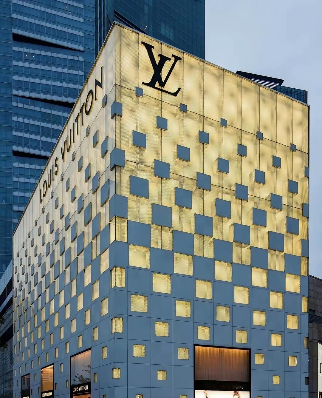 LV不吭声，这是被铺天盖地的舆论吓到了？还是在故作高傲不屑于回应？又或许在憋什么