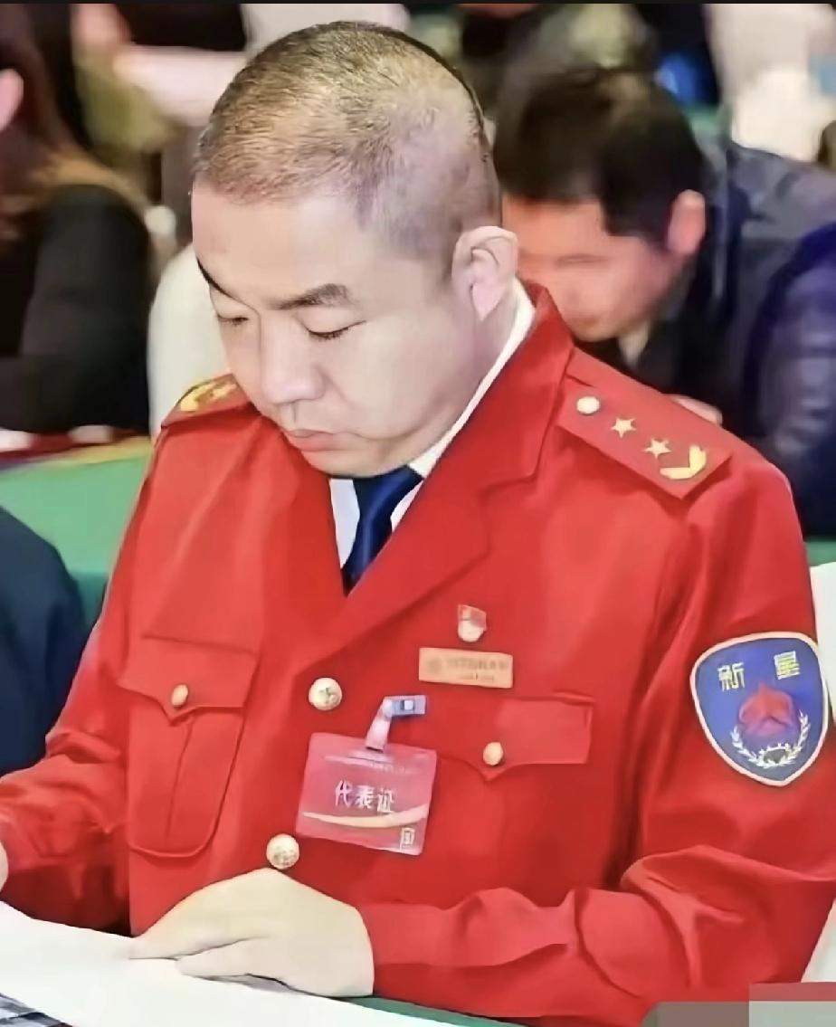 请问这样的是什么服装？

一看上去以为是一个新军种，但是看到臂章，就知道应该是企