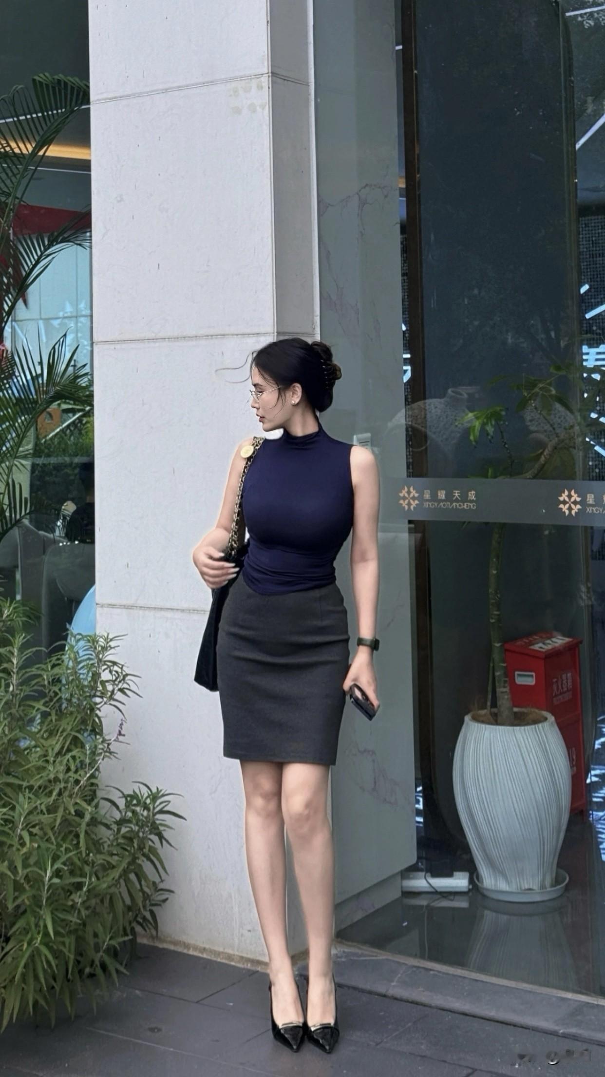 西装裙搭配什么上衣配上有设计感的无袖背心，独特又大气。