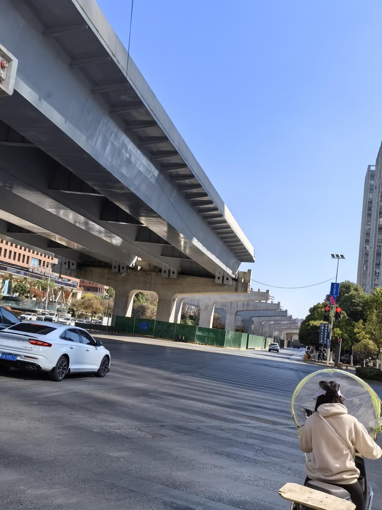 这个桥墩都全部做好了，在经开区顺通大道这里，看样子投资了很多，看到有几十个这种高