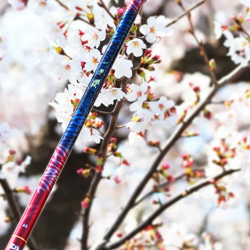 曾经，我认为台钓竿的涂装天花板就是达亿瓦的一击樱，然而，当我偶然间看到这一款鱼竿